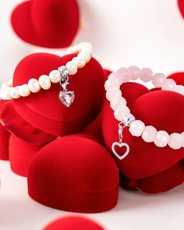 Pour une fête des mères pleine d’élégance, offrez-lui le bracelet charm en quartz rose beads de @thomassabo qui allie élégance et délicatesse, pour une fête des mères pleine de tendresse. Chaque perle de quartz rose est une promesse de douceur et de beauté, parfaite pour illuminer son poignet.

#BijouterieChristianMas #Annemasse #ThomasSabo #braceletQuartzRose #fetedesmeres2025