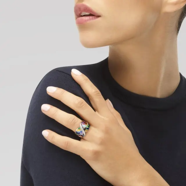 Déclarez votre amour avec la bague en argent Riviera de @unastoria_bijoux. 
Un design moderne, une allure élégante, cette bague en argent est un symbole de la beauté intemporelle. Un bijou parfait pour sublimer sa journée et lui rappeler à quel point elle est unique.

#BijouterieChristianMas #Annemasse #fetedesmeres2025 #UnastoriaBijoux #BagueRiviera