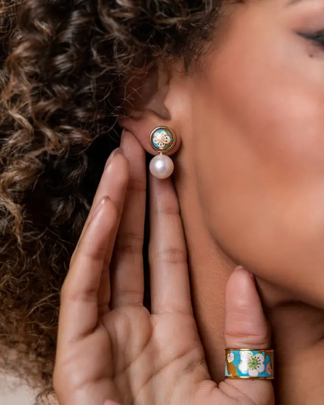Un bijou d’exception pour la femme de votre vie.

Les boucles d’oreilles Cabochon de @freywille, inspirées par l’œuvre de Vincent van Gogh, capturent la beauté intemporelle de l’amandier turquoise. Décorées à l’or 24kt, elles sont un hommage à l’art et à la créativité, parfaites pour sublimer son style avec subtilité.

Un cadeau qui traverse les époques avec élégance.

#Freywille #BouclesdoreillesVanGogh #fetedesmeres2025 #BijouterieChristianMas #Annemasse