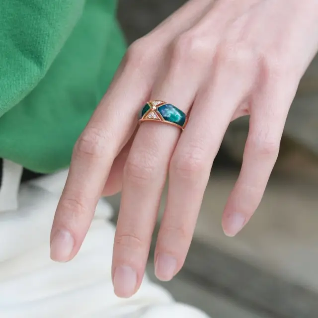 Pour une maman exceptionnelle.

Avec ses détails scintillants et son design raffiné, la bague Astra de @clozeau_joaillier capture l’éclat des étoiles et symbolise un amour infini. Un bijou précieux pour une femme unique, à la hauteur de tous les moments partagés.

#BijouterieChristianMas #Annemasse #fetedesmeres2025 ClozeauJoaillier #BagueAstra