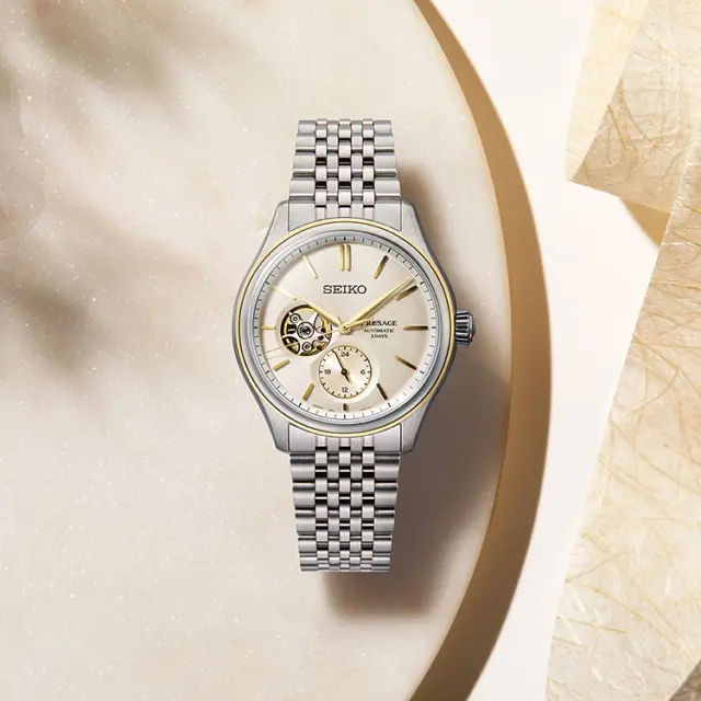 Offrez-vous l’élégance du temps avec la @seikowatchofficial Presage Classic.

Elle incarne l’harmonie parfaite entre l’art de l’horlogerie japonaise et la finesse du design classique.

Chaque détail reflète un savoir-faire d’exception : le cadran texturé, subtilement inspiré des motifs traditionnels japonais, capte la lumière avec délicatesse, tandis que les aiguilles effilées dansent avec une précision poétique.

Son boîtier en acier poli, équilibré par un bracelet cuir ou métal selon votre style, sublime le poignet avec discrétion et distinction. Une montre pensée pour ceux qui aiment la beauté silencieuse, intemporelle, presque méditative.

#Seiko #Montre #SeikoPresageClassic #BijouterieChristianMas #Annemasse
