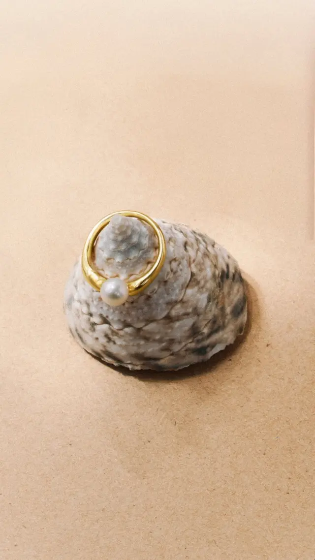 Découvrez la dernière collection de Thomas Sabo: un mariage harmonieux de touches dorées audacieuses et de perles intemporelles. Conçue pour sublimer votre style au quotidien et briller lors des grandes occasions.

#ThomasSabo #Bague #Perlenaturelle #BijouterieChristianMas #Annemasse
