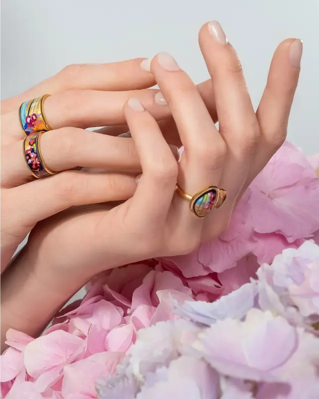 Plongez dans l’art à chaque instant.
La collection Monet signée @freywille rend hommage au maître de l’impressionnisme, invitant à porter la poésie des couleurs et la finesse des formes sur vos bijoux.

Chaque pièce, réalisée avec un savoir-faire exceptionnel, allie émaux vibrants et design délicat pour offrir une expérience visuelle unique. Inspirée des toiles lumineuses de Claude Monet, cette collection est une célébration de la beauté, de la lumière et de l’élégance intemporelle.

Un véritable chef-d’œuvre à porter, qui transforme chaque geste en une œuvre d’art.

#Freywille #CollectionMonet #ArtEtBijoux  #BijouterieChristianMas #Annemasse