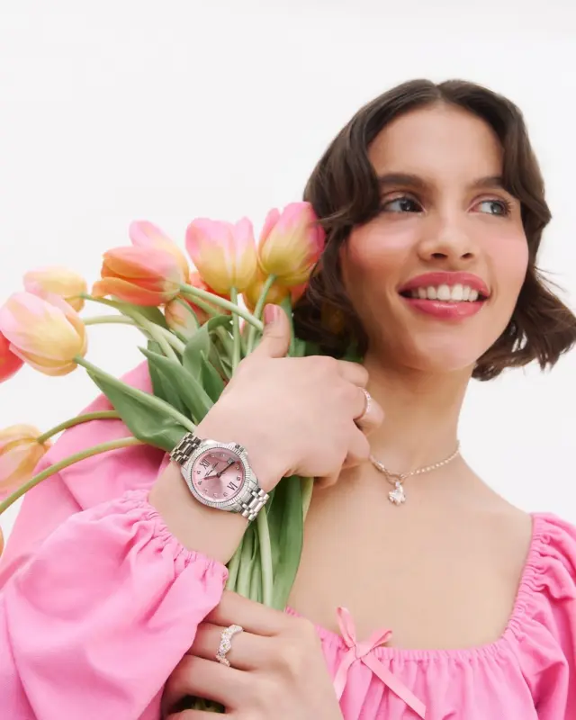 Rehaussez votre élégance en un geste.
La montre Divine Pink signée @thomassabo est l’accessoire ultime pour sublimer chaque instant avec grâce et modernité.

Son design délicat, aux touches rosées, s’accorde parfaitement à une silhouette raffinée, tout en affirmant une personnalité unique et contemporaine. Une pièce qui allie subtilité et sophistication, pensée pour accompagner vos plus beaux moments.

#ThomasSabo #Montre #DivinePink #BijouterieChristianMas #Annemasse