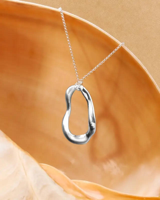 Adoptez une élégance affirmée.
La collection signature signée @thomassabo allie la pureté de l’argent à la douceur des perles lumineuses, pour un style qui exprime à la fois grâce et puissance.

Les lignes fluides de chaque pièce dessinent des formes délicates qui épousent parfaitement le mouvement, offrant un équilibre parfait entre modernité et sophistication. Ces bijoux sont conçus pour celles qui souhaitent rayonner avec confiance et raffinement, en toutes occasions.

Un hommage à la féminité forte, élégante et intemporelle.

#ThomasSabo #SignatureCollection #ÉléganceModerne #BijouterieChristianMas #PerlesLumineuses
