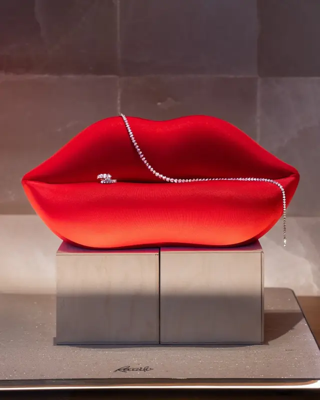 Célébrez l’amour avec une élégance intemporelle.
@recarloofficial vous invite à découvrir des bijoux d’exception, conçus pour sublimer les émotions les plus précieuses.

Chaque diamant, taillé avec un soin incomparable, reflète la pureté des sentiments et la beauté des moments partagés. Ces créations joaillières allient finesse, éclat et sophistication, pour offrir bien plus qu’un simple bijou : un symbole d’amour éternel.

Que ce soit pour une promesse, un engagement ou un instant unique, les bijoux Recarlo racontent une histoire de passion et d’élégance, pensée pour accompagner chaque étape de votre vie avec raffinement.

Offrez-vous ou offrez un trésor qui traverse le temps avec grâce et émotion.

#Recarlo #BijouxDeLuxe #Diamants  #BijouterieChristianMas #Annemasse