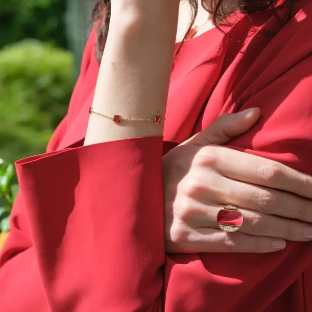 Portez la force avec élégance.
La bague Athéna de @clozeau est une pièce à la fois délicate et puissante, pensée pour les femmes qui veulent affirmer leur personnalité avec style.

Inspirée de la déesse grecque, elle symbolise la sagesse, la force et la féminité. Son design épuré, tout en finesse, met en valeur un travail artisanal de grande qualité. Chaque courbe, chaque détail reflète un savoir-faire précieux, pour un bijou qui attire le regard sans jamais en faire trop.

Parfaite seule pour un look chic et minimaliste, ou associée à d’autres créations pour un style plus audacieux, la bague Athéna vous accompagne avec élégance dans chaque moment de votre vie.

#Clozeau #BagueAthéna #LuxeDiscret #BijouterieChristianMas
#Annemasse