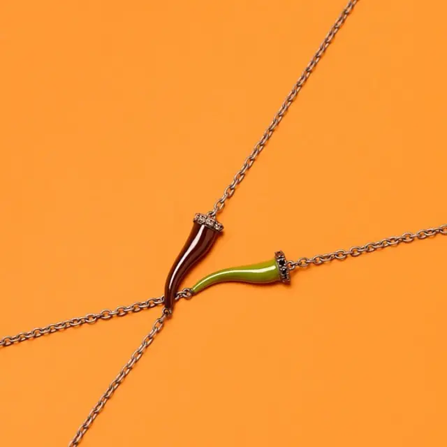 Choisissez un bijou qui vous ressemble.
Le bracelet Lucky Horn @mano_j_italy associe l’émail vert militaire à la puissance des diamants noirs. Un porte-bonheur au design racé, pensé pour celles et ceux qui avancent avec élégance, conviction et mystère.

#manojewels #braceletportechance #diamantsnoirs #BijouterieChristianMas #Annemasse