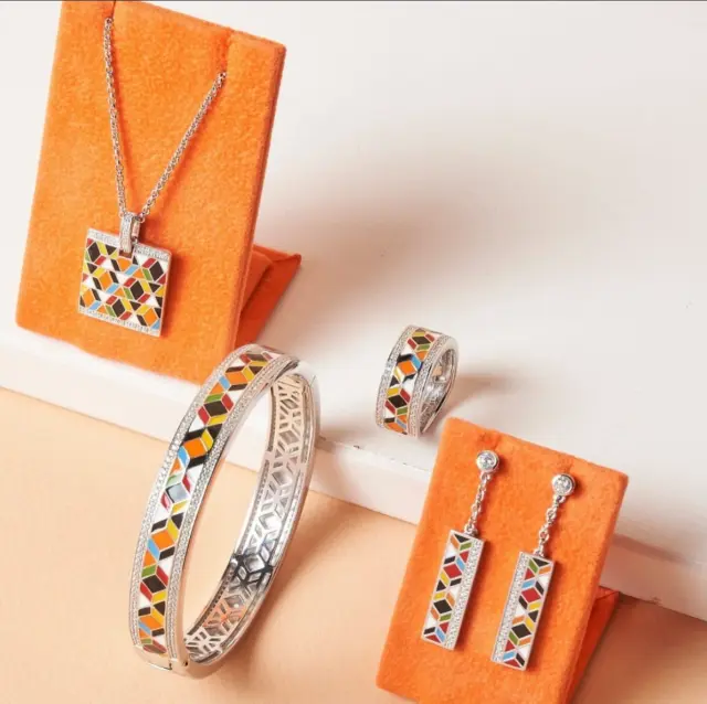 Écrivez votre histoire en couleurs.

La parure Siena d’@unastoria_bijoux sublime la beauté italienne avec panache. Couleurs franches, lignes courbes, détails précieux : chaque bijou raconte l’intensité d’un été vivant, solaire, inoubliable.

#UnaStoria #BijouxCouleurs #ParureÉté #BijouterieChristianMas #Annemasse