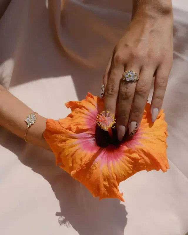 Cueillez l’été au creux de vos doigts.
La bague de cocktail Lovely Daisy dorée de @thomassabo fleurit avec éclat. Son design floral et ses pierres scintillantes évoquent un jardin d’or en plein soleil. Une pièce lumineuse à porter comme une promesse de douceur.

#ThomasSabo #LovelyDaisy #BagueFleur #BijouterieChristianMas #Annemasse