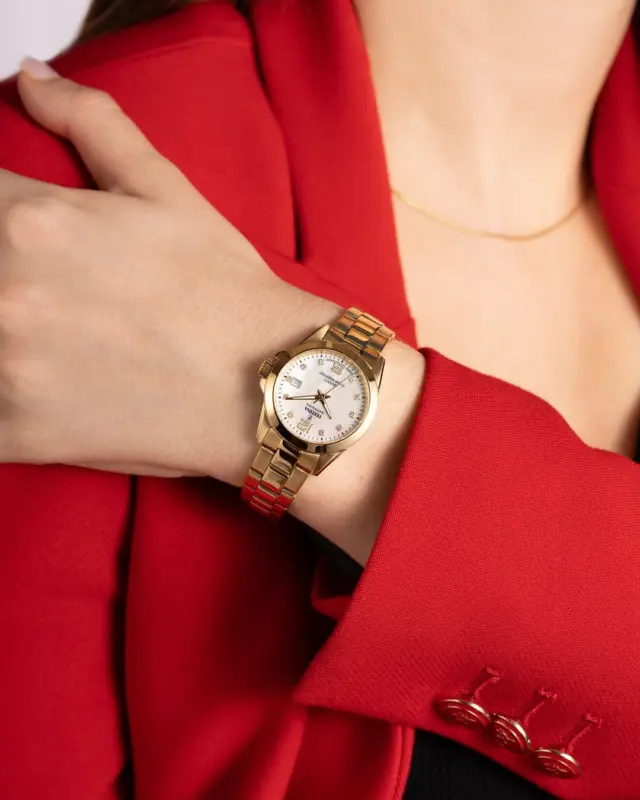 Misez sur l’intemporel au féminin.

@festinawatches dévoile un classique revisité avec cette montre Swiss Made, toute en nuances beiges et acier poli. Une silhouette élégante, discrètement sophistiquée, pour celles qui préfèrent le raffinement.

#festinaswissmade #montrefemme #Montreacierinoxyable #BijouterieChristianMas #Annemasse