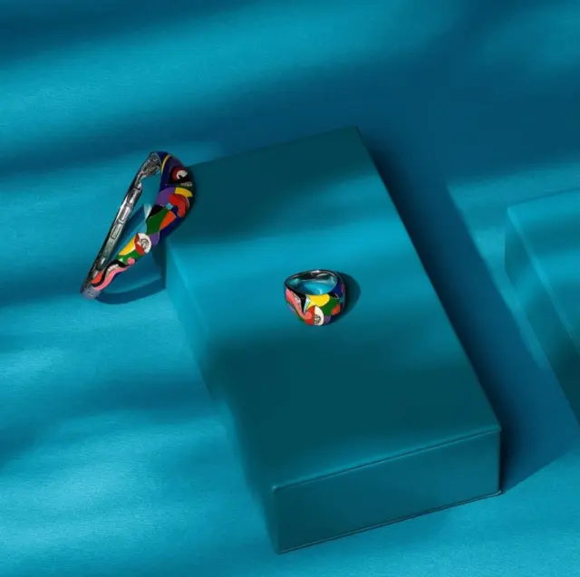 Accordez vos gestes à l’élégance italienne.
Inspirés du charme solaire de l’Andalousie, le jonc et la bague Malaga d’ @unastoria_bijoux célèbrent la féminité libre et éclatante. L’argent poli joue avec la lumière et souligne chaque mouvement avec caractère et douceur.

#unastoriabijoux #bijouxargent #joaillerie #BijouterieChristianMas #Annemasse