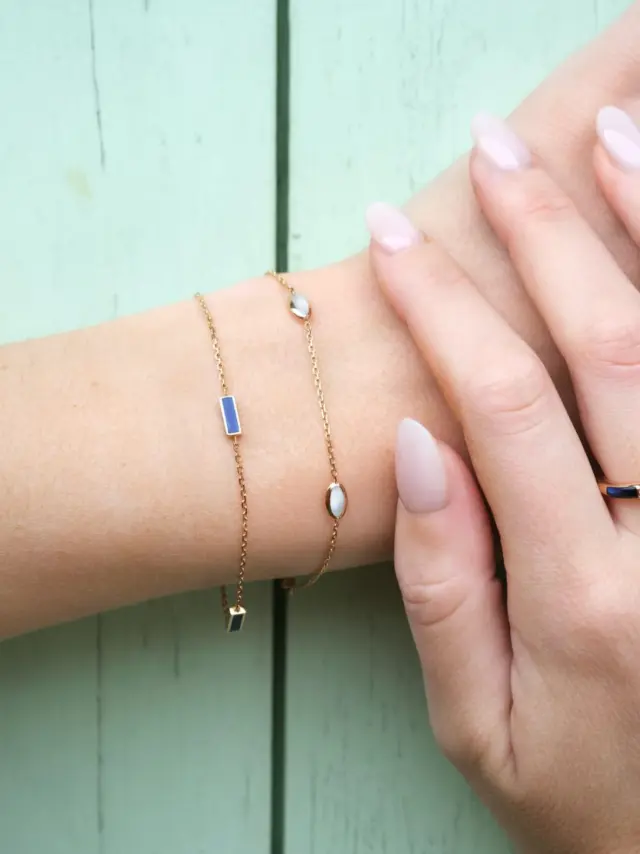 Glissez une note de couleur dans votre quotidien.
Le bracelet L102 de @clozeau joue la carte de la simplicité joyeuse : une chaîne d’or, une laque précieuse, une élégance instinctive. Le bijou parfait à superposer ou porter seul, comme une signature colorée.

#clozeau #braceletcouleur #bijoux #BijouterieChristianMas #Annemasse