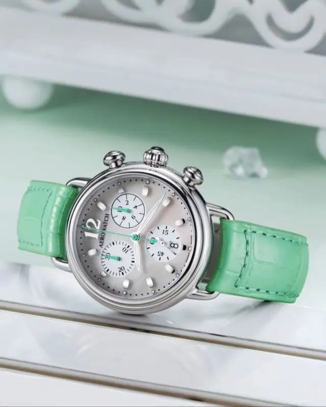 Teintez votre poignet d’un souffle rétro.

@aerowatch_sa décline l’esprit vintage avec délicatesse dans sa Chrono Lady Vert Pastel. Des courbes douces, une nuance tendre, un esprit années 40 remis au goût du jour. Une montre romantique, mais affirmée.

#aerowatch #chronolady #montrevintage #BijouterieChristianMas #Annemasse